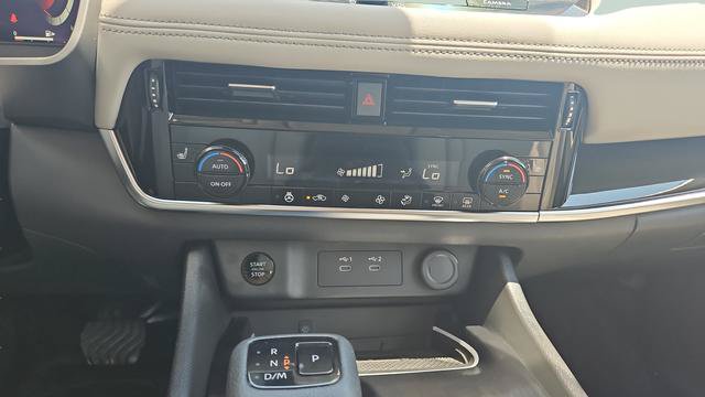 Used 2025 Nissan Rogue SL AWD/4WD image 11