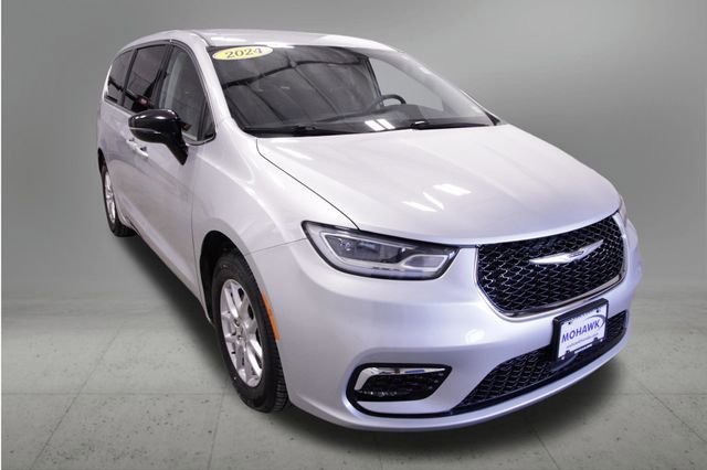 Used 2024 Chrysler Pacifica Touring-L image 8