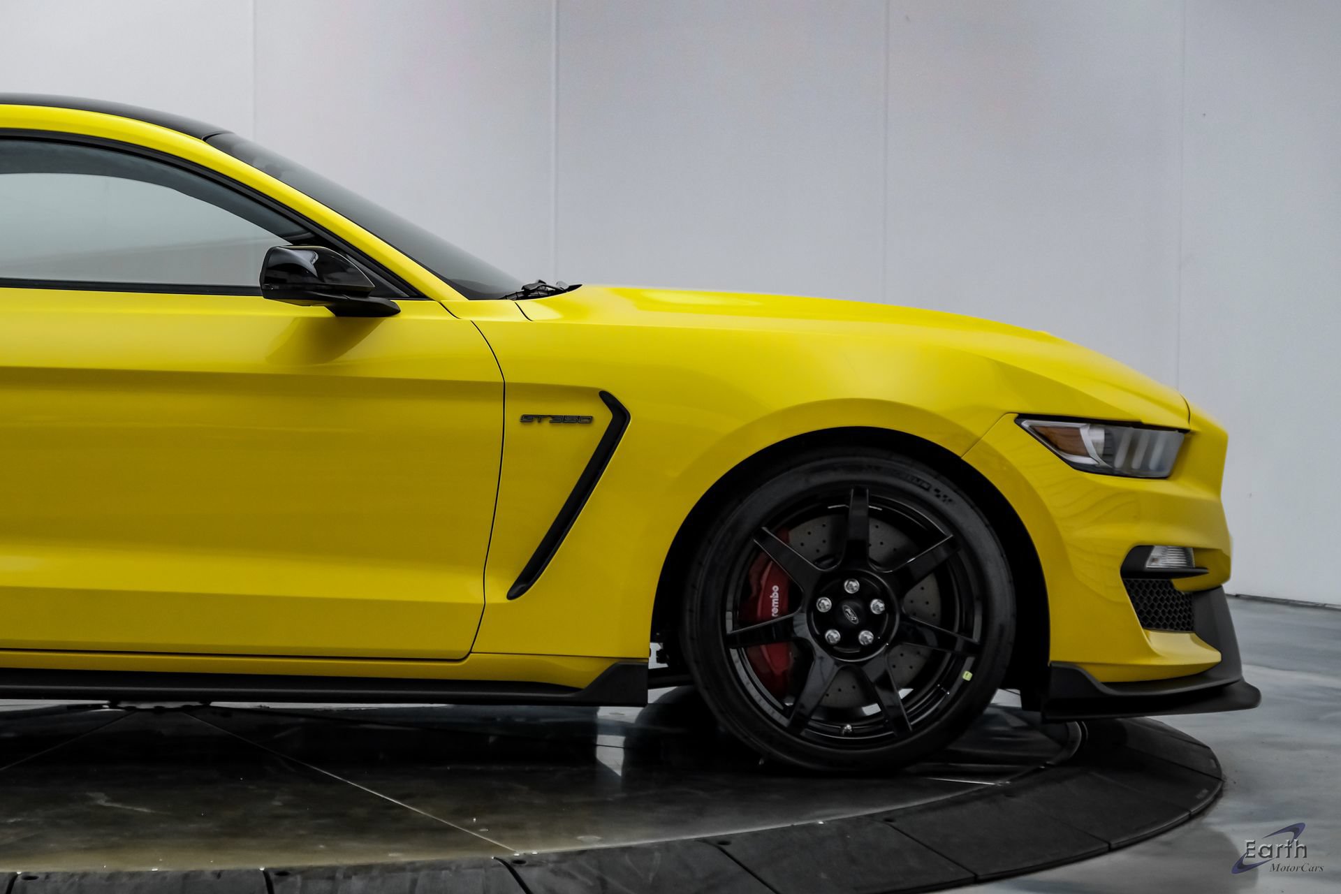 Used 2017 Ford Mustang Shelby GT350R w/ GT350R Equipment Group 920A RWD image 22
