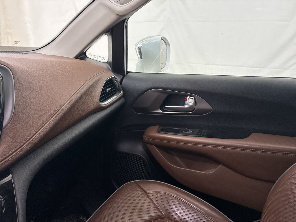 Used 2019 Chrysler Pacifica Limited FWD image 24
