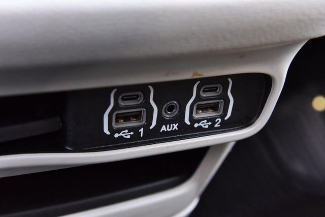 Used 2024 Chrysler Pacifica Select image 17