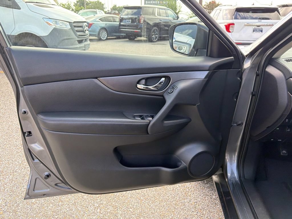 Used 2016 Nissan Rogue SV AWD/4WD image 18