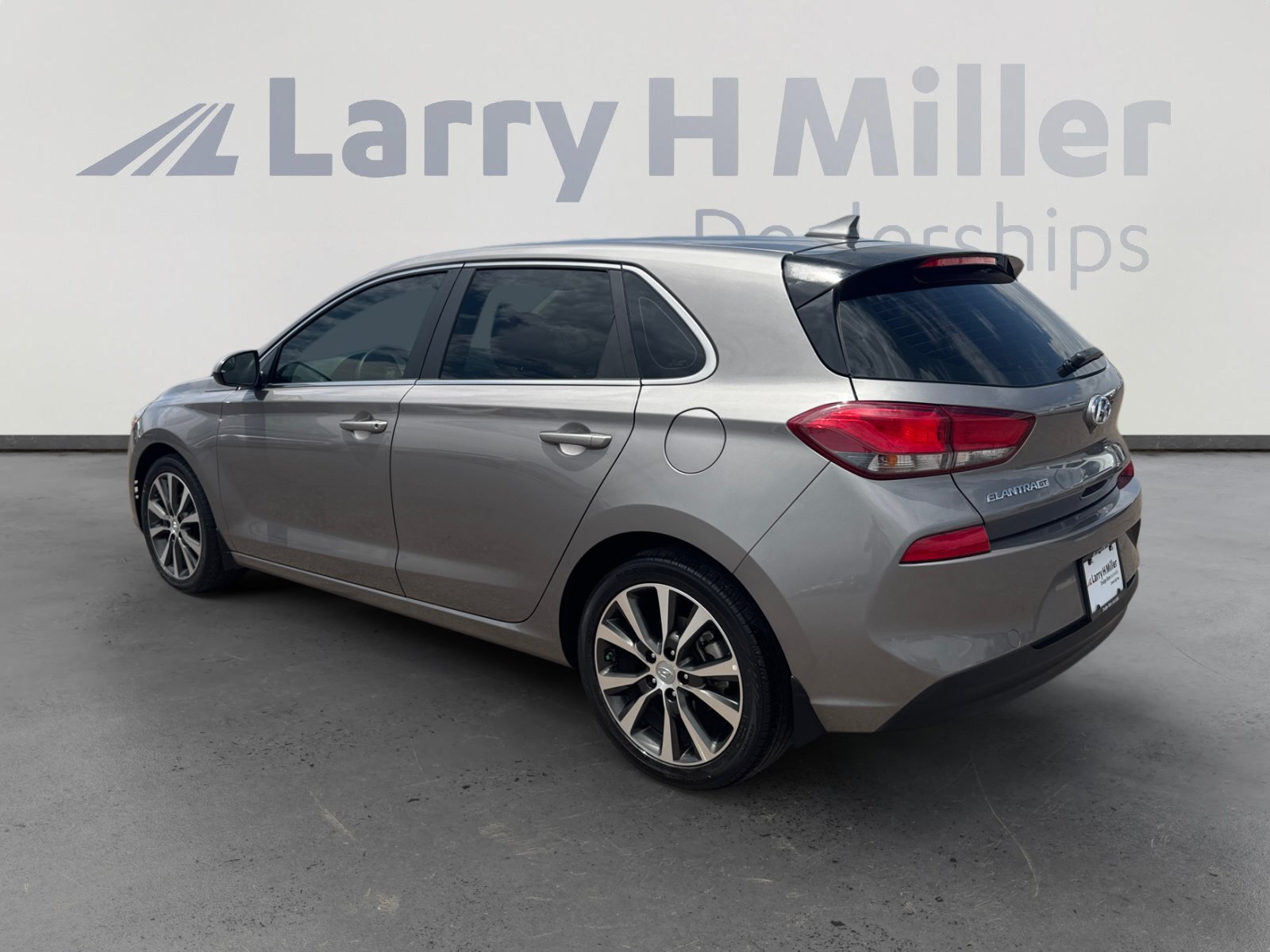 Used 2020 Hyundai Elantra GT FWD image 3