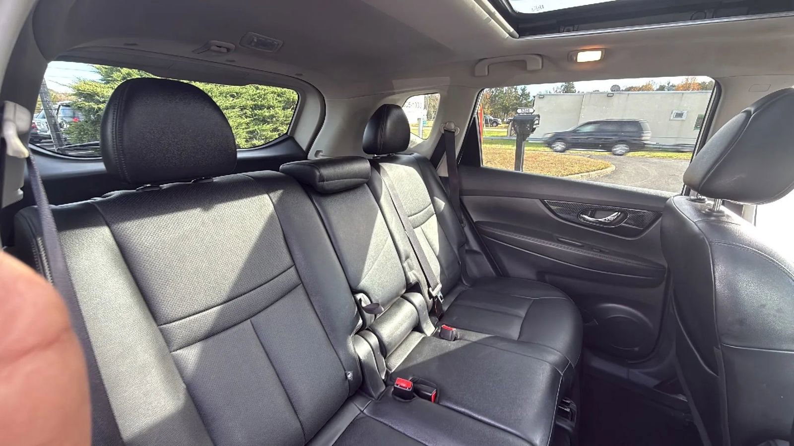 Used 2017 Nissan Rogue SL w/ SL Premium Package image 36