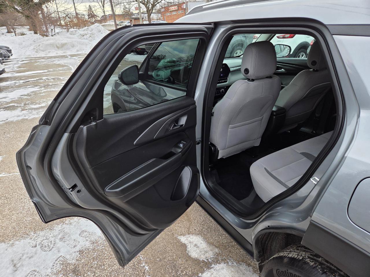 Used 2025 Chevrolet TrailBlazer LT w/ LT Cold Weather Package FWD image 16