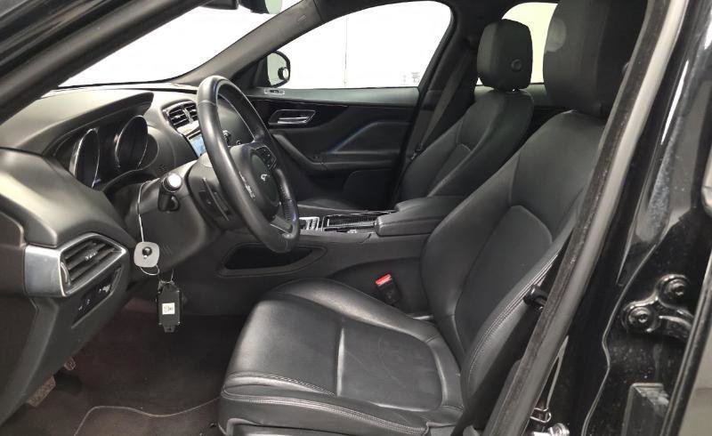 Used 2020 Jaguar F-PACE Premium image 12