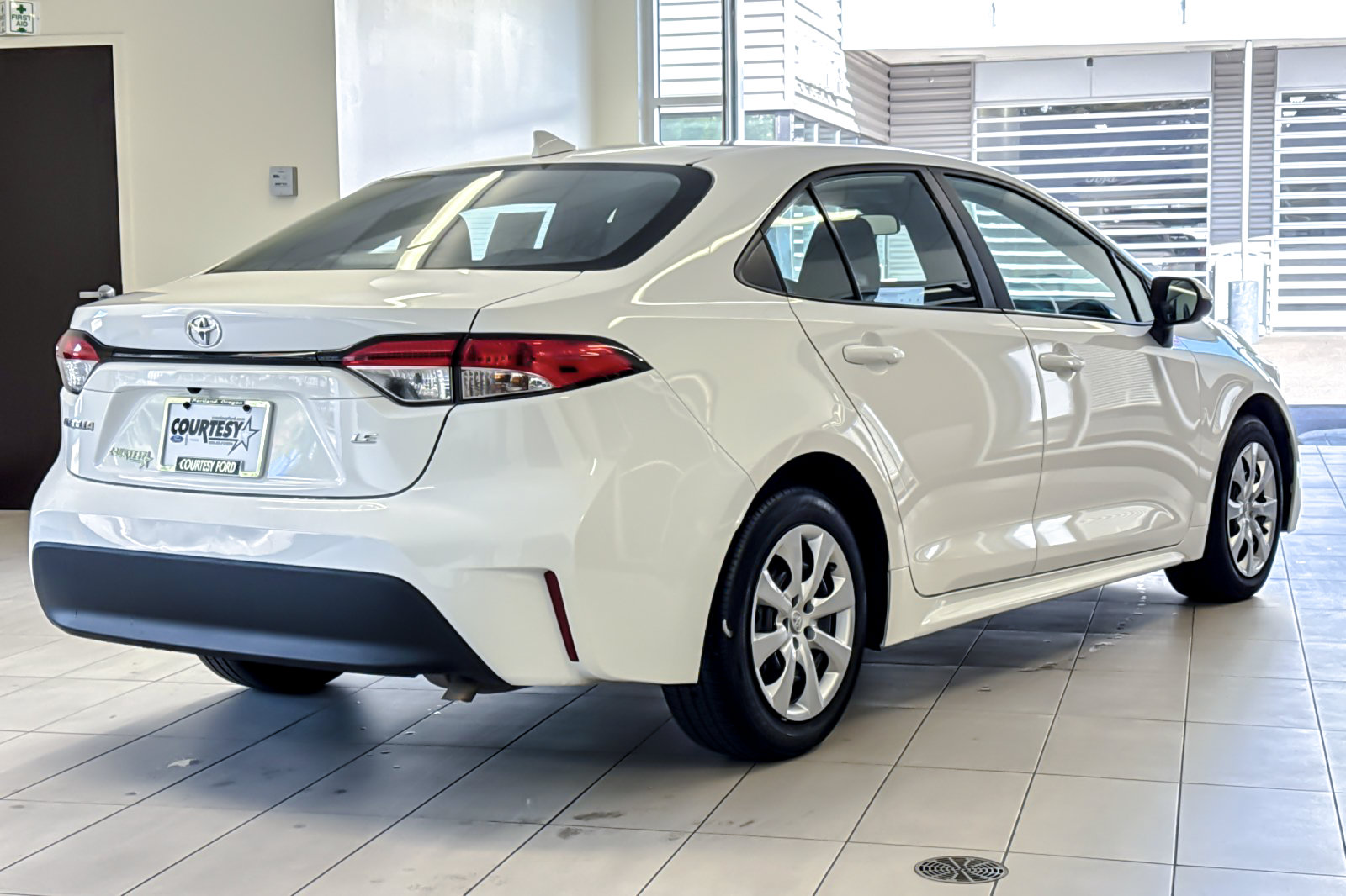 Used 2025 Toyota Corolla LE FWD image 4