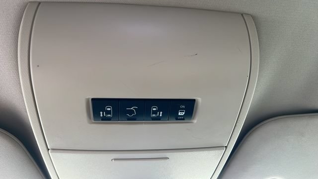 Used 2011 Chrysler Town & Country Touring-L w/ Entertainment Group #2 FWD image 16