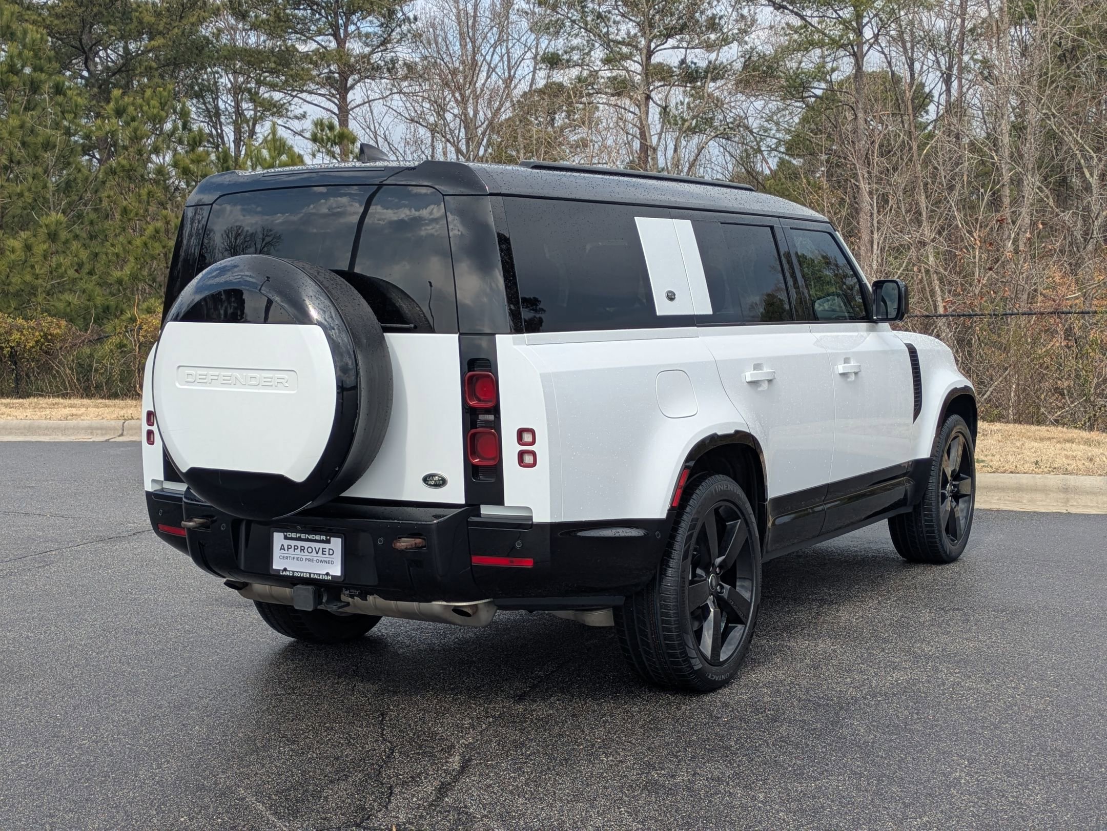 Certified 2023 Land Rover Defender 130 X-Dynamic SE image 5