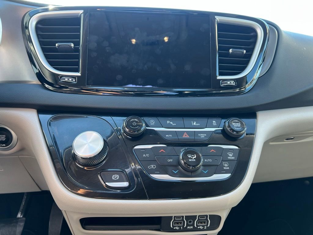 Used 2024 Chrysler Pacifica Touring-L image 12