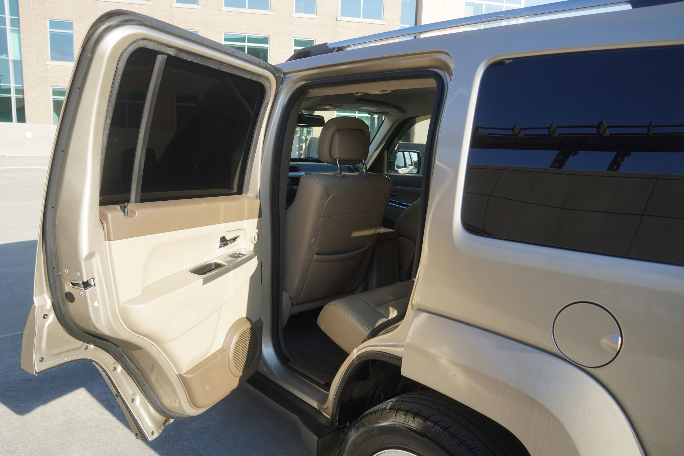 Used 2010 Jeep Liberty Limited w/ Tire & Wheel Group image 34