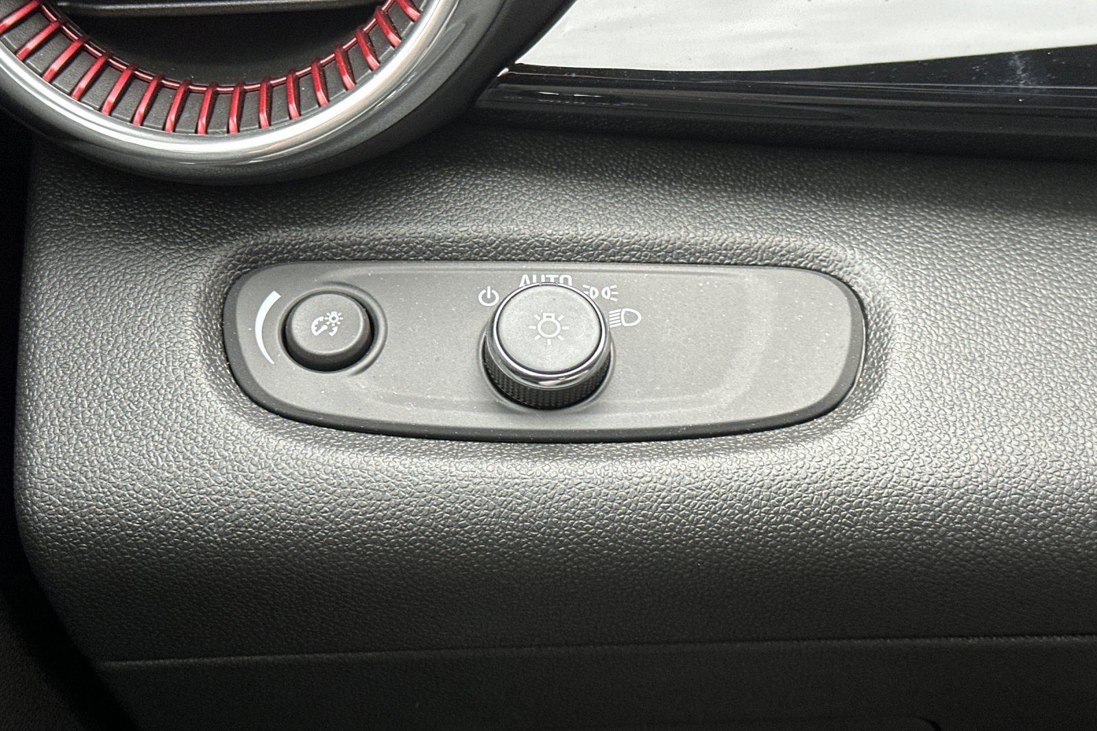 Used 2025 Chevrolet Trax RS w/ Driver Confidence Package image 40