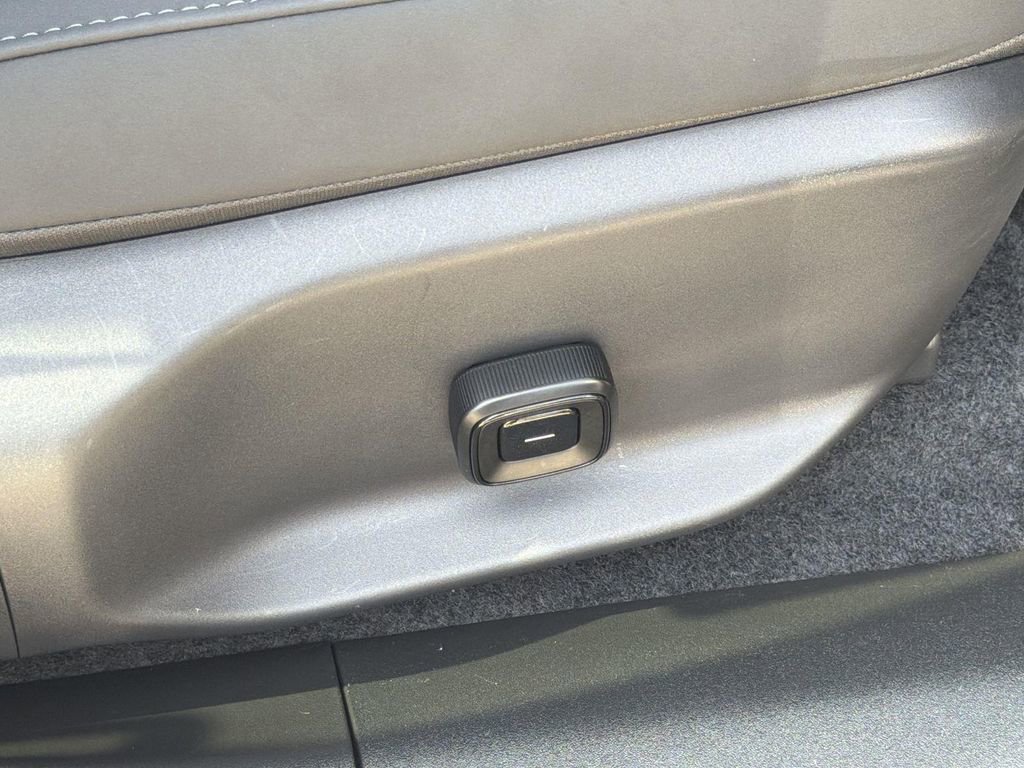 Used 2025 Volvo EX30 Plus w/ Protection Package Premier image 31