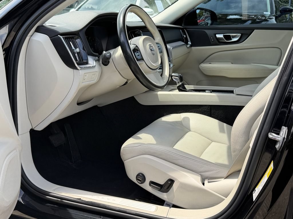 Used 2020 Volvo S60 T5 Momentum FWD image 13