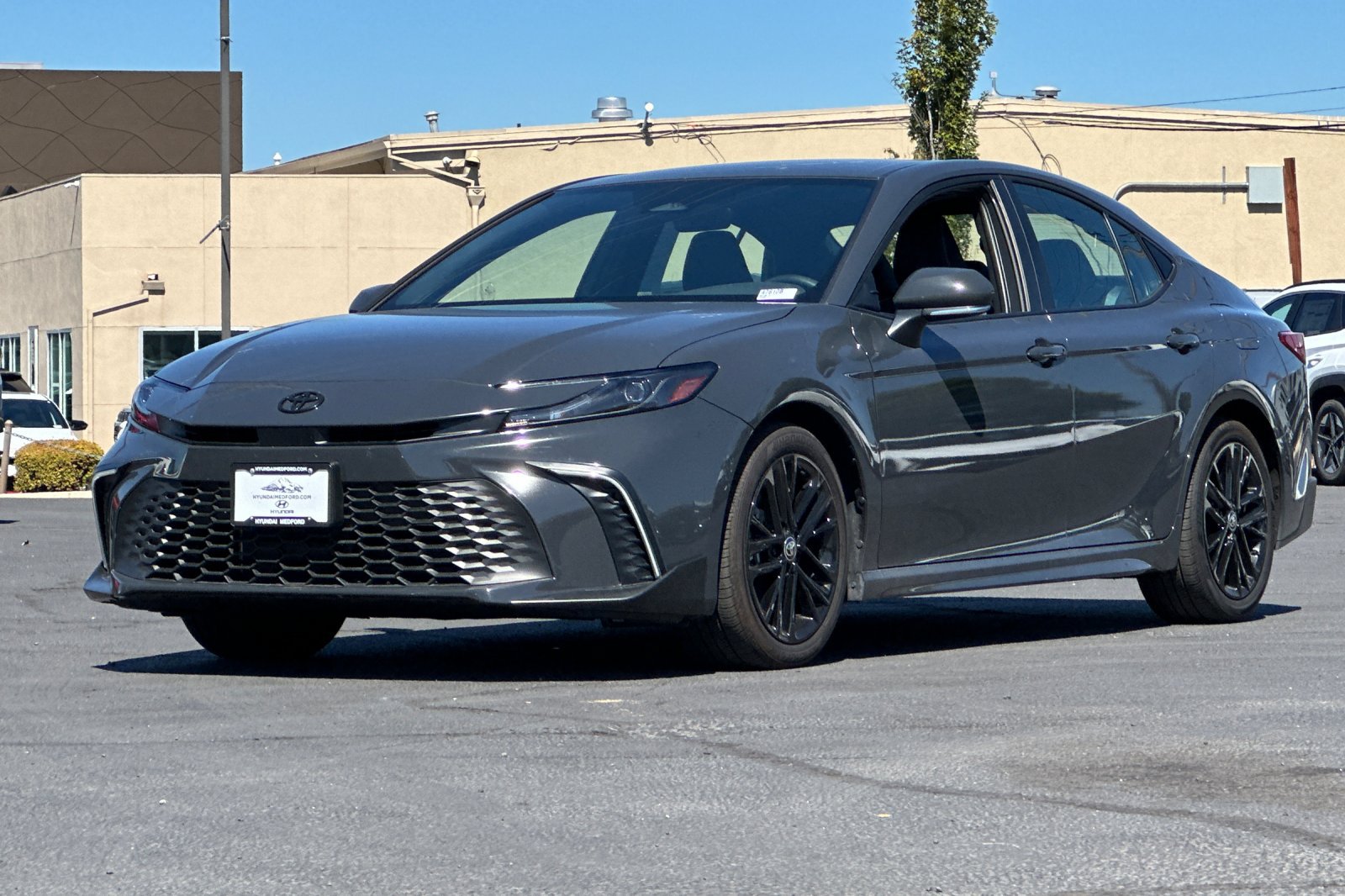Used 2025 Toyota Camry SE w/ Convenience Package FWD image 8