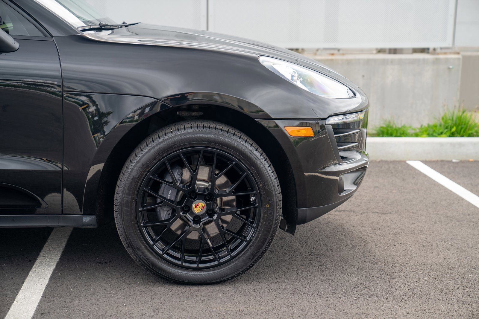 Certified 2018 Porsche Macan AWD/4WD image 9