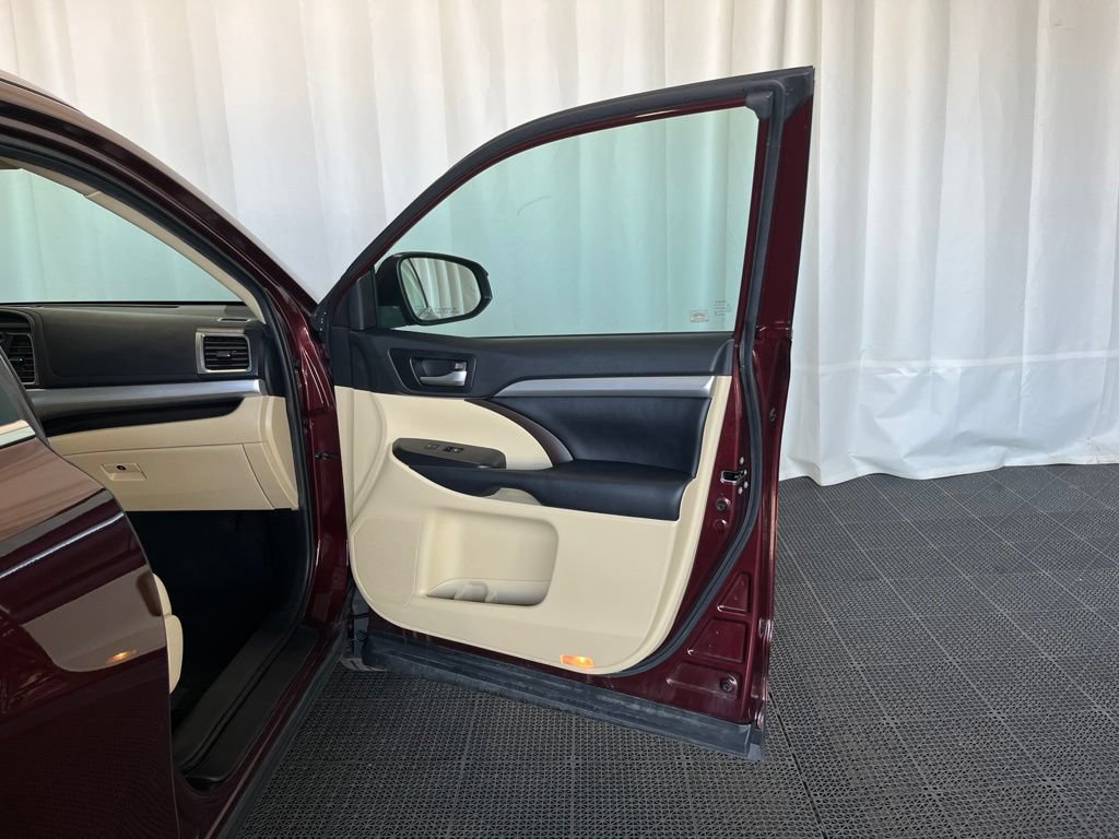 Used 2019 Toyota Highlander XLE AWD/4WD image 20
