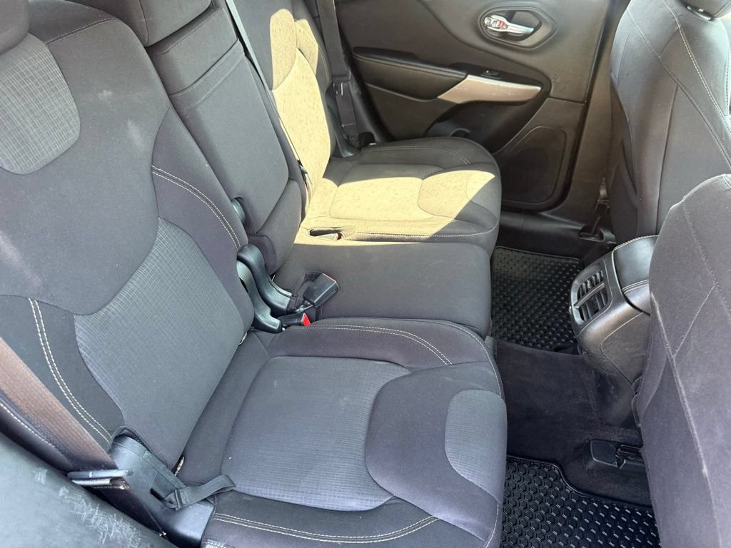 Used 2017 Jeep Cherokee Latitude w/ Cold Weather Group AWD/4WD image 49