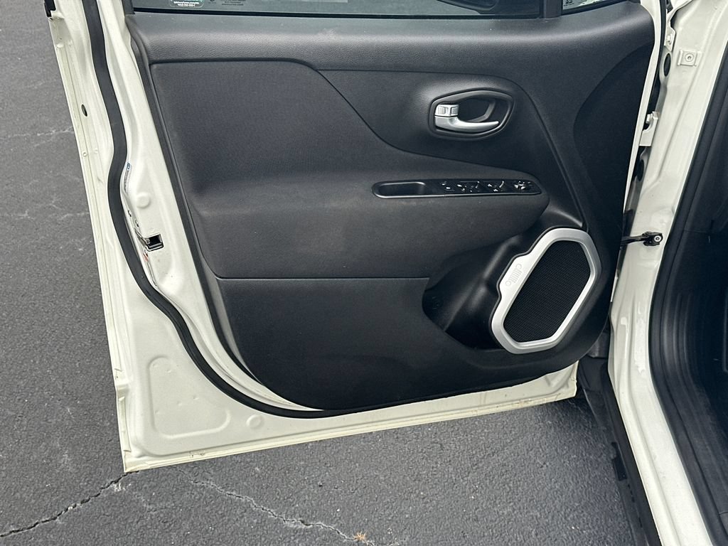 Used 2019 Jeep Renegade Latitude w/ Popular Equipment Group FWD image 10