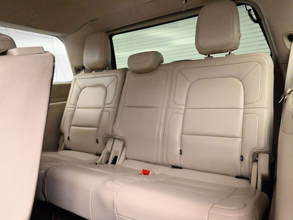 Used 2020 Lincoln Navigator Reserve w/ Cargo Convenience Package AWD/4WD image 19