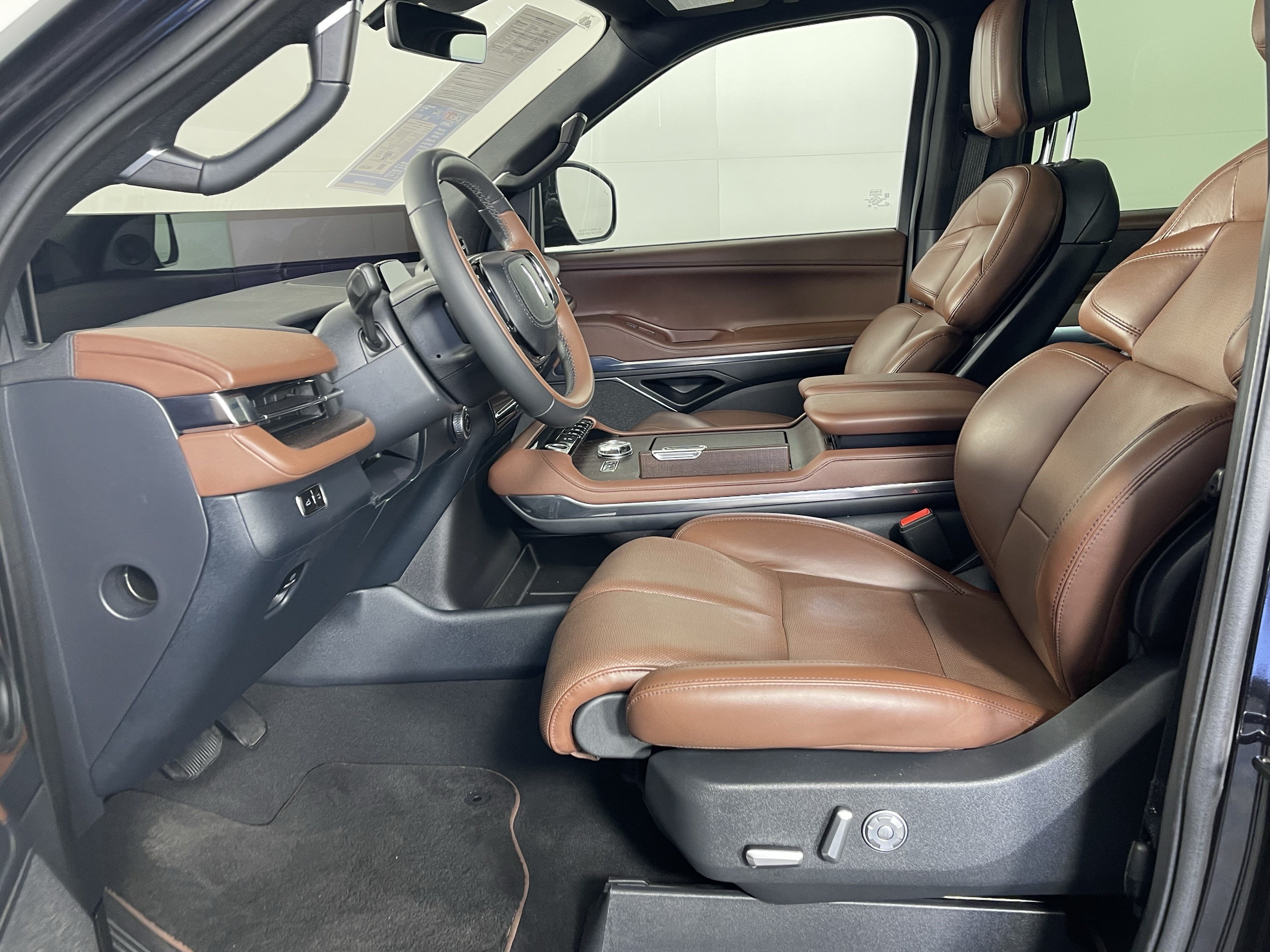 Used 2025 Lincoln Navigator Reserve AWD/4WD image 11