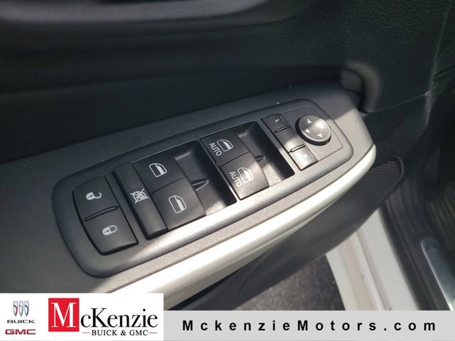 Used 2016 Jeep Cherokee Overland w/ Technology Group AWD/4WD image 9