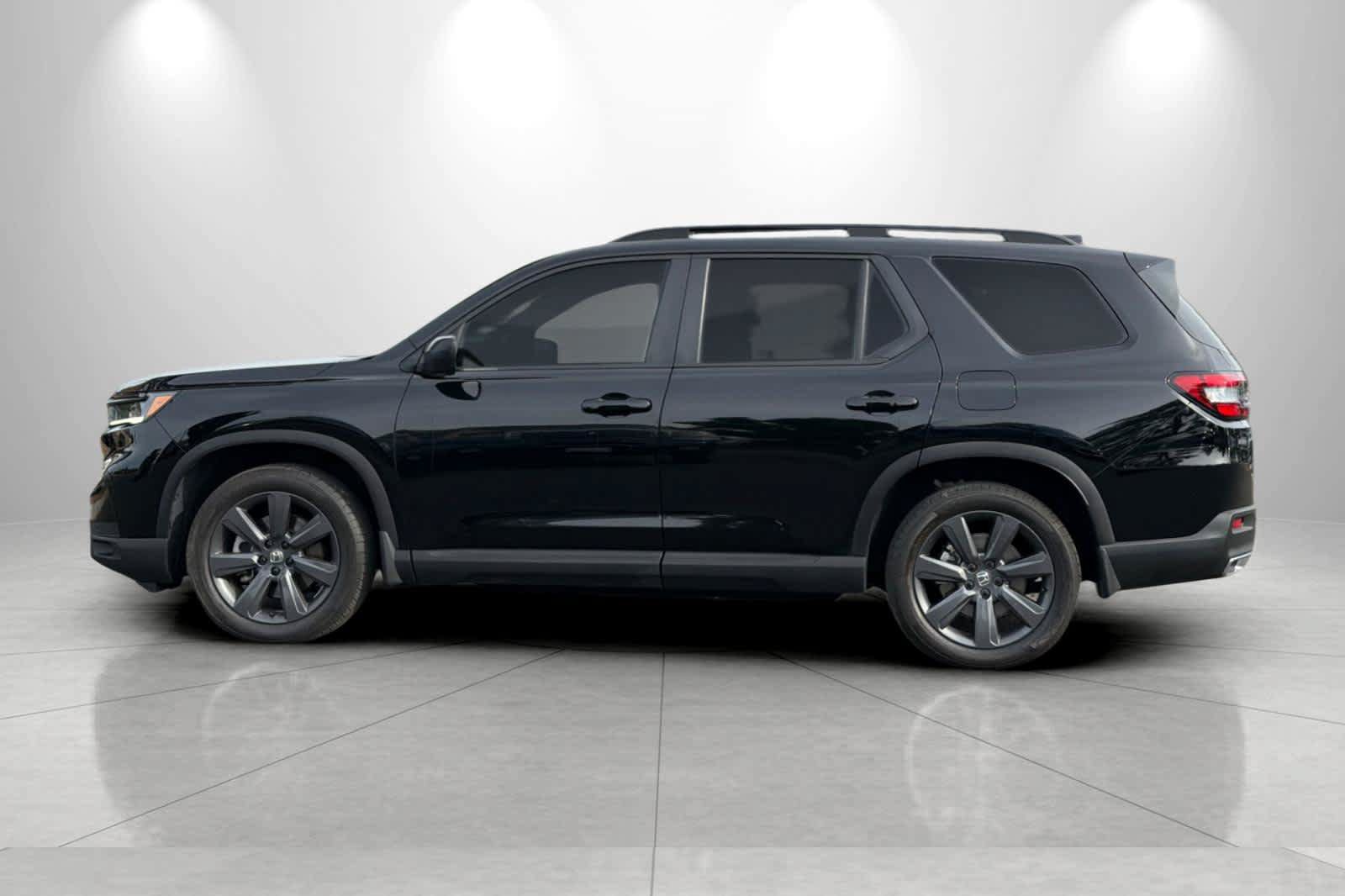 Used 2025 Honda Pilot Sport image 5