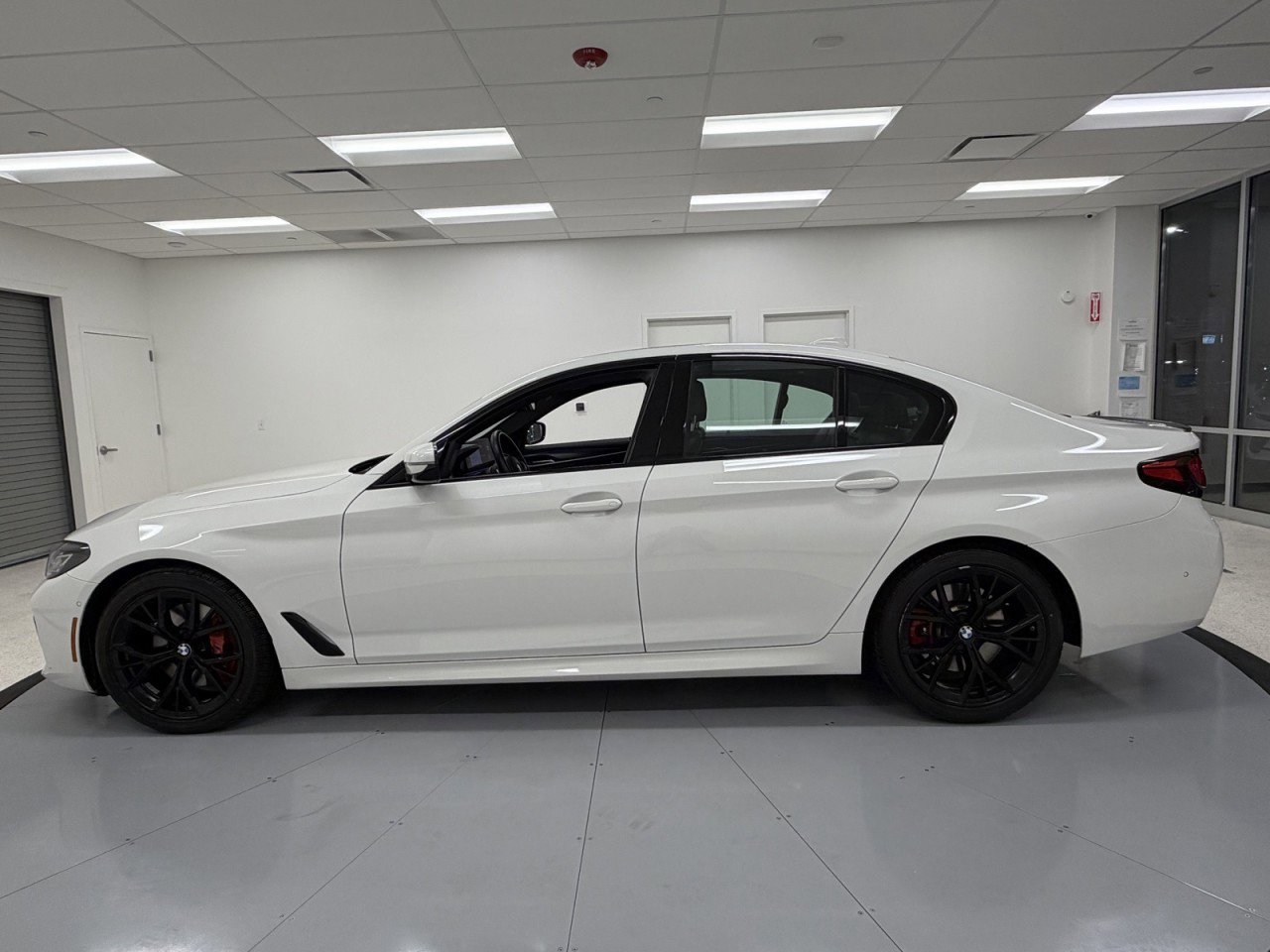 Used 2023 BMW 530i xDrive w/ Executive Package image 4