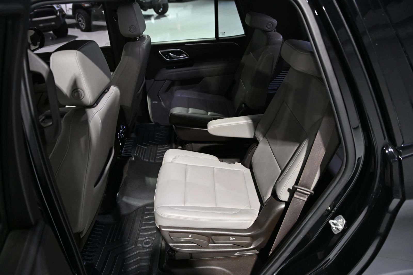 Used 2021 Chevrolet Tahoe Z71 w/ Z71 Off-Road Package AWD/4WD image 19