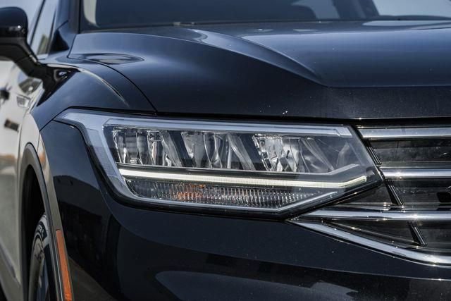 Used 2022 Volkswagen Tiguan SE w/ Panoramic Sunroof Package image 13
