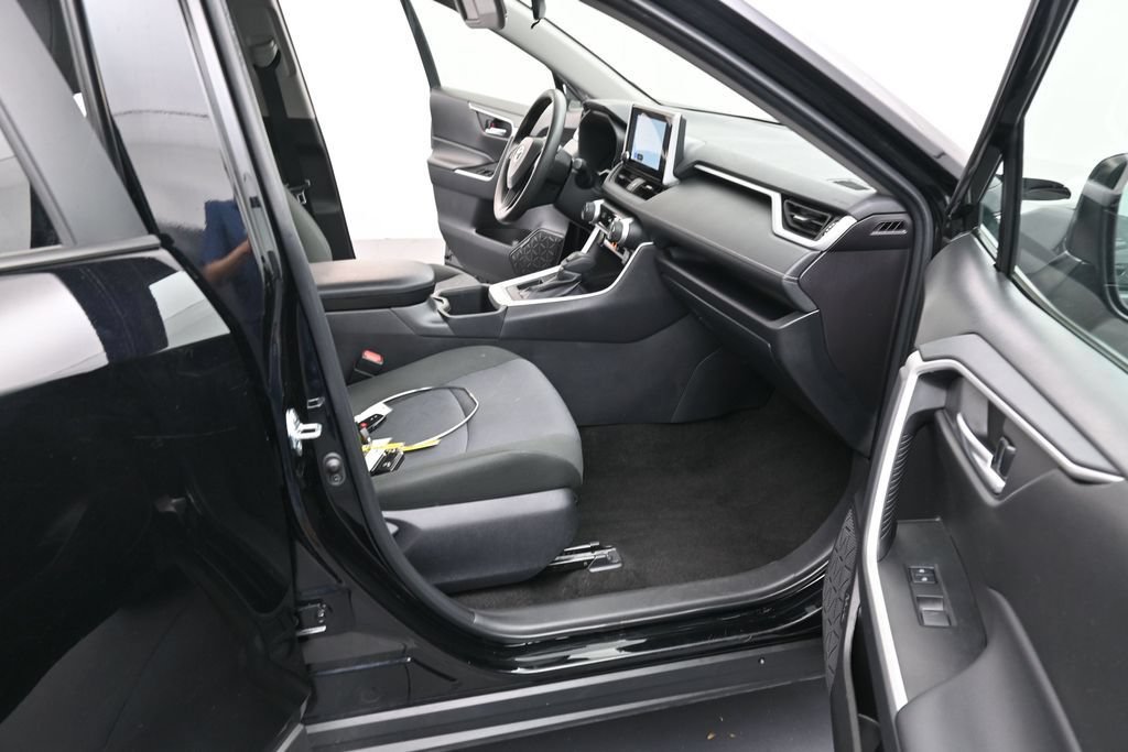 Used 2025 Toyota RAV4 XLE FWD image 19