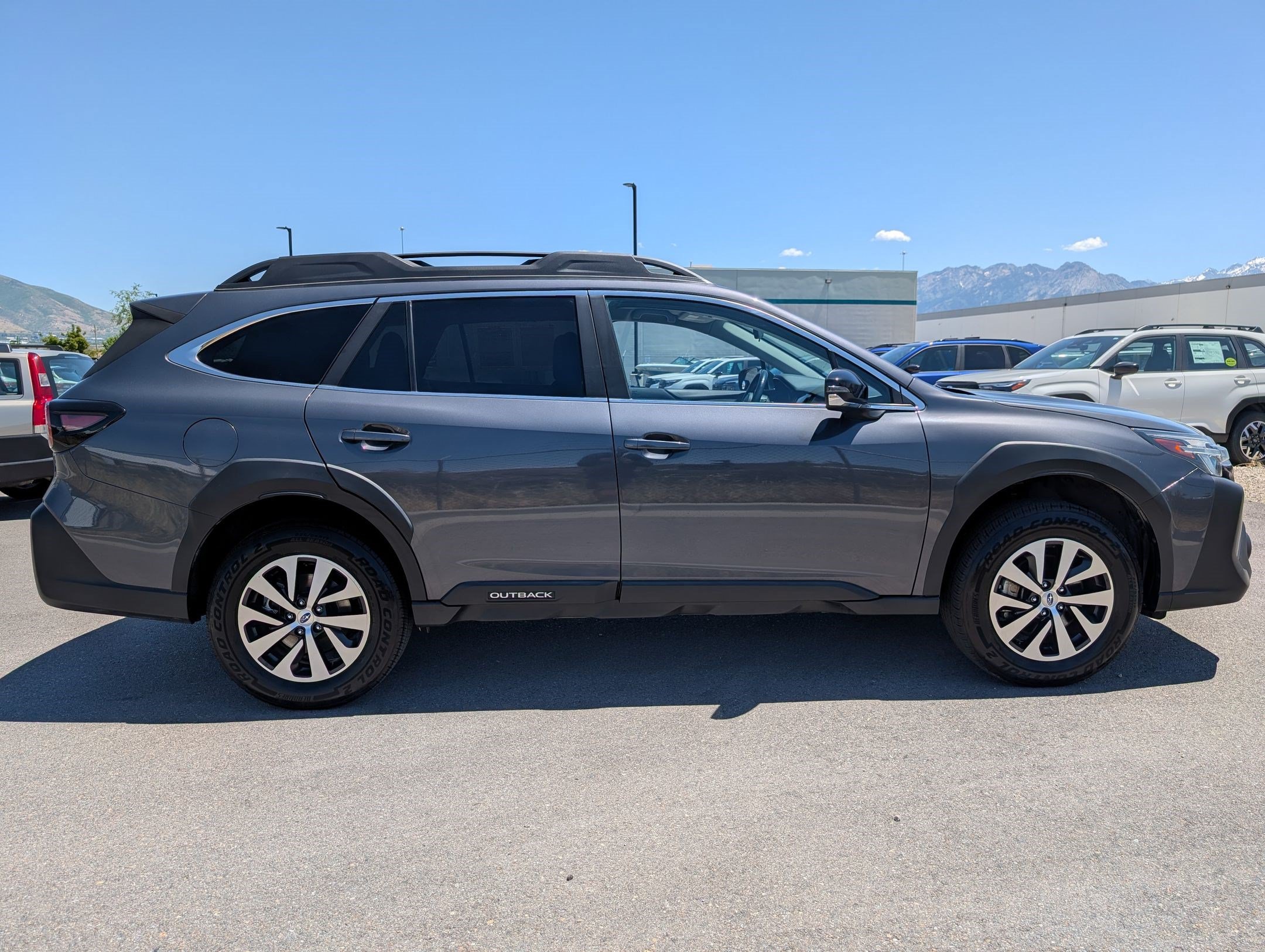 Used 2023 Subaru Outback Premium AWD/4WD image 2