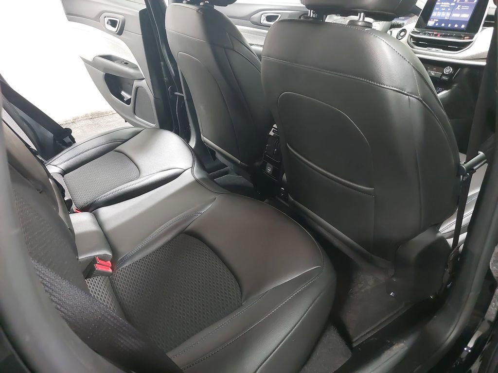 Used 2025 Jeep Compass Latitude image 11