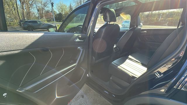 Used 2024 Volkswagen Tiguan SE R-Line image 35