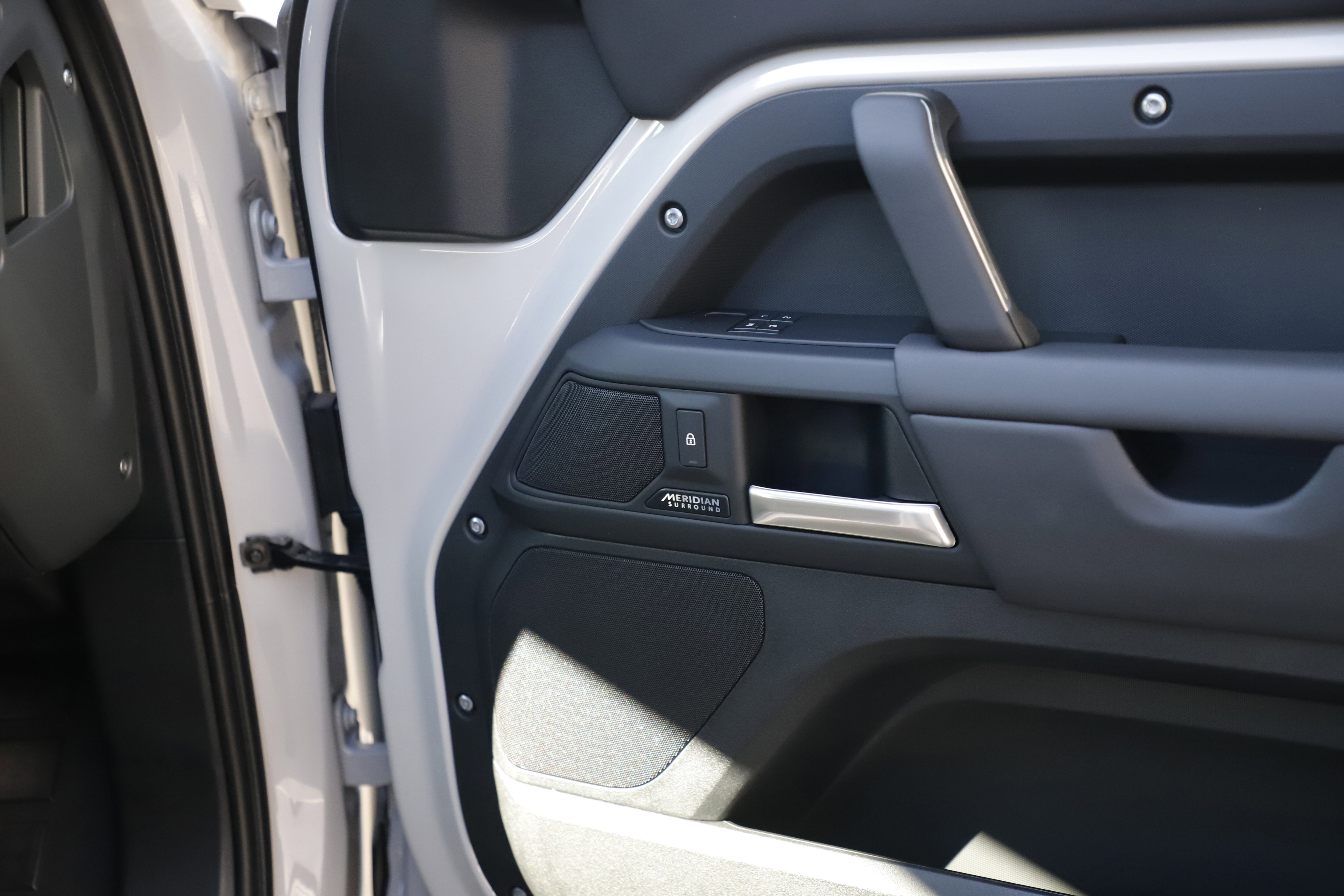 New 2026 Land Rover Defender 110 X-Dynamic SE image 9