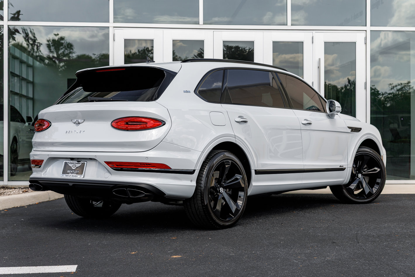 Used 2023 Bentley Bentayga Extended Wheelbase AWD/4WD image 3