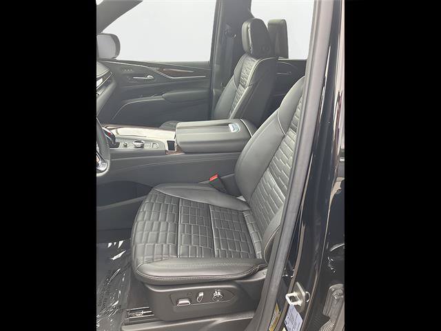 Certified 2022 Cadillac Escalade Sport Platinum w/ Heavy-Duty Trailer Package AWD/4WD image 11