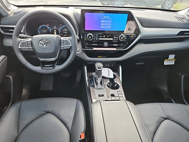 New 2025 Toyota Highlander Platinum image 10