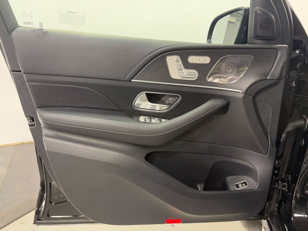 Used 2025 Mercedes-Benz GLS 580 4MATIC image 5