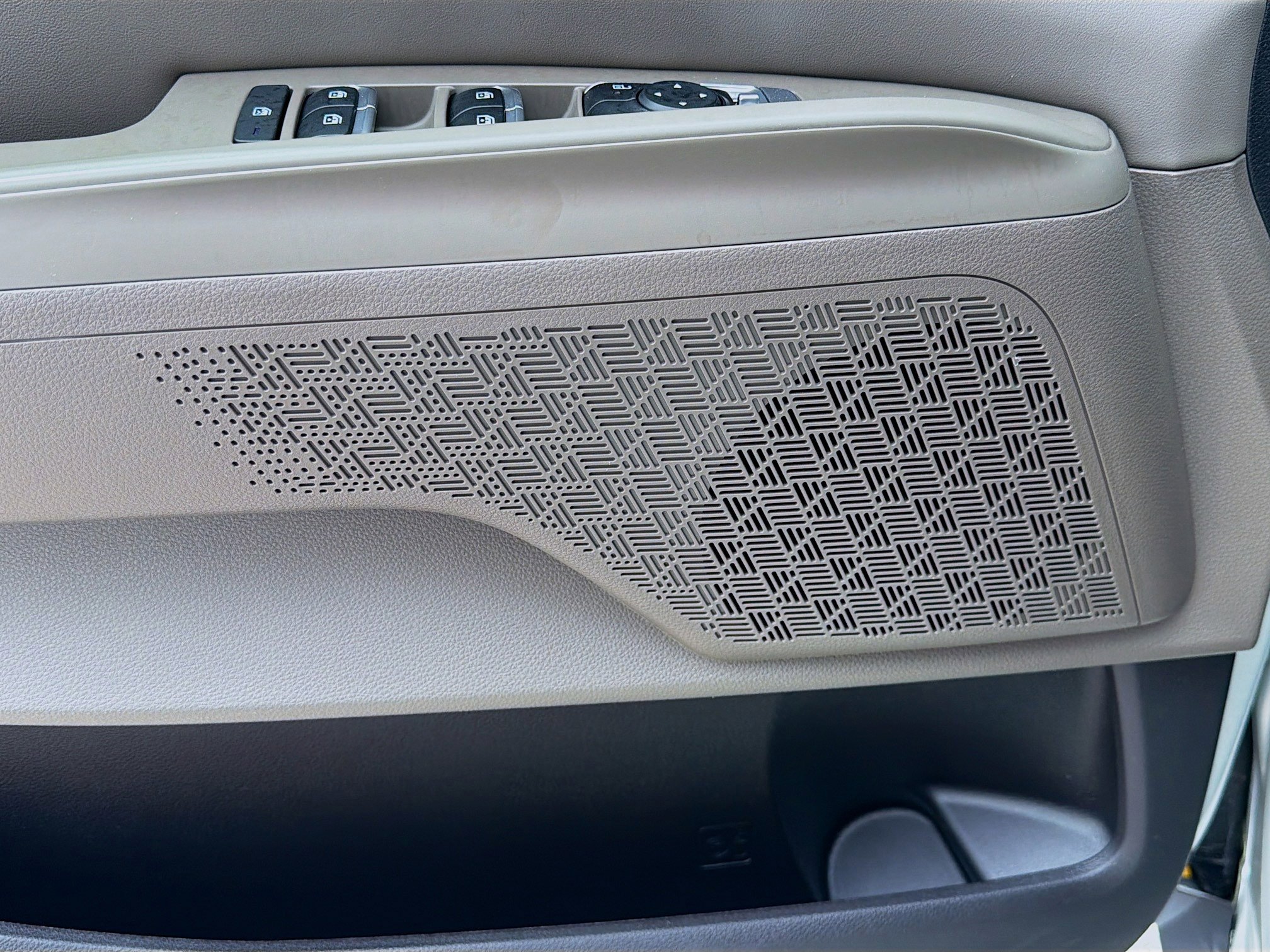 Used 2025 Kia Carnival EX image 26