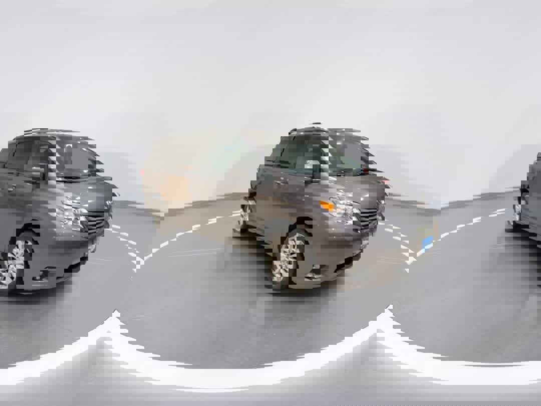 Used 2017 Toyota Sienna XLE image 2