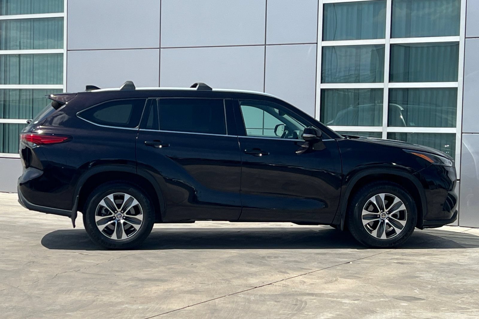 Used 2022 Toyota Highlander XLE AWD/4WD image 3