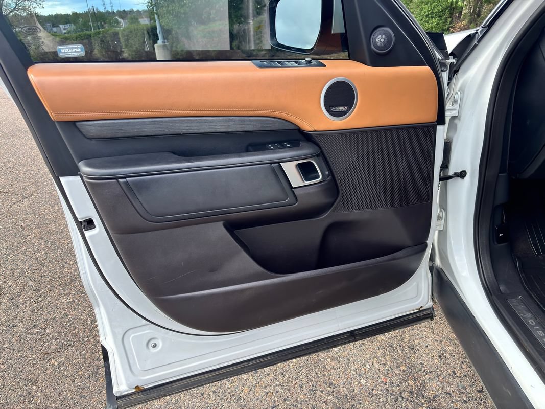 Used 2017 Land Rover Discovery HSE Luxury AWD/4WD image 18