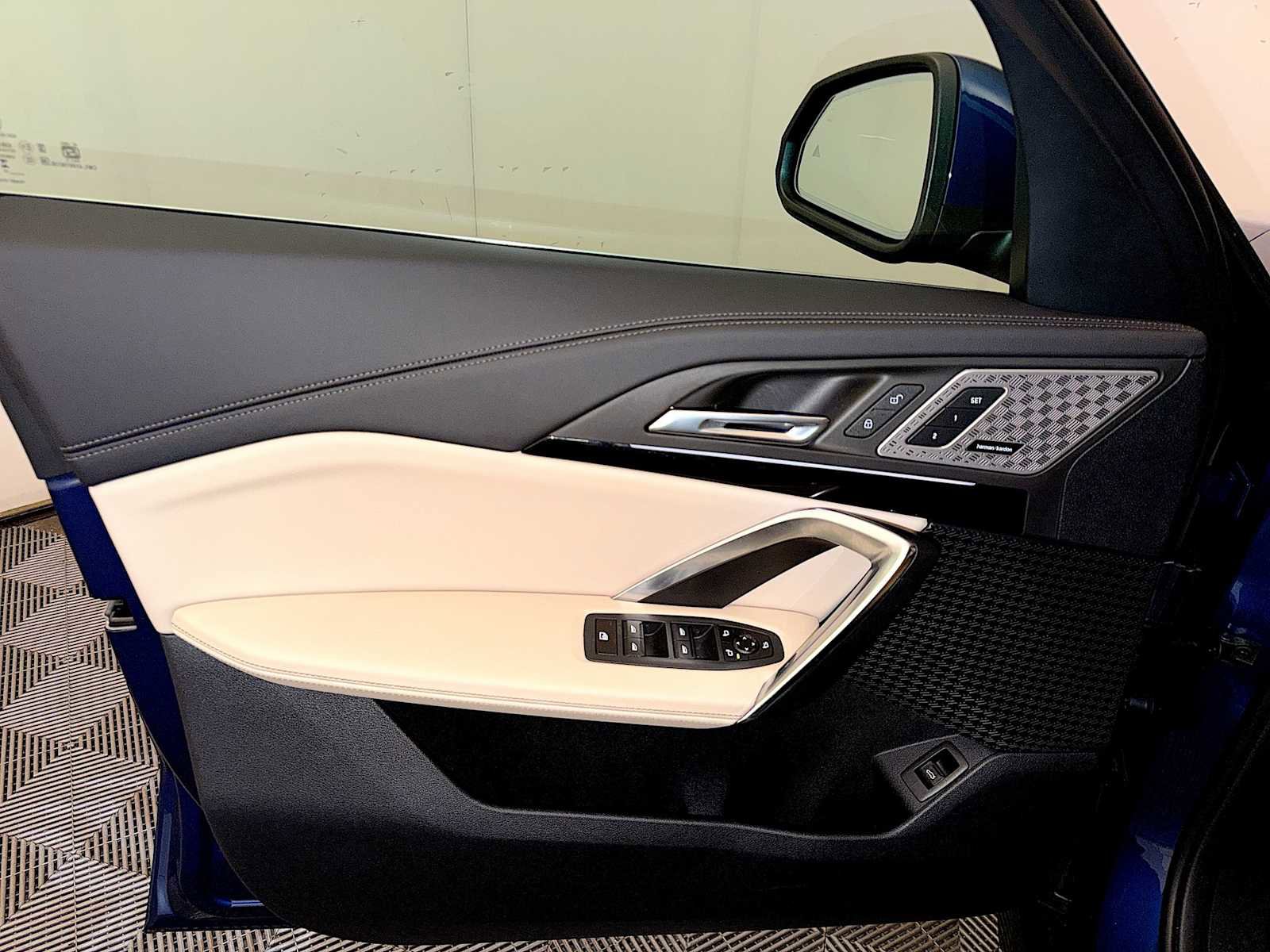 Used 2025 BMW X1 xDrive28i w/ Premium Package image 11