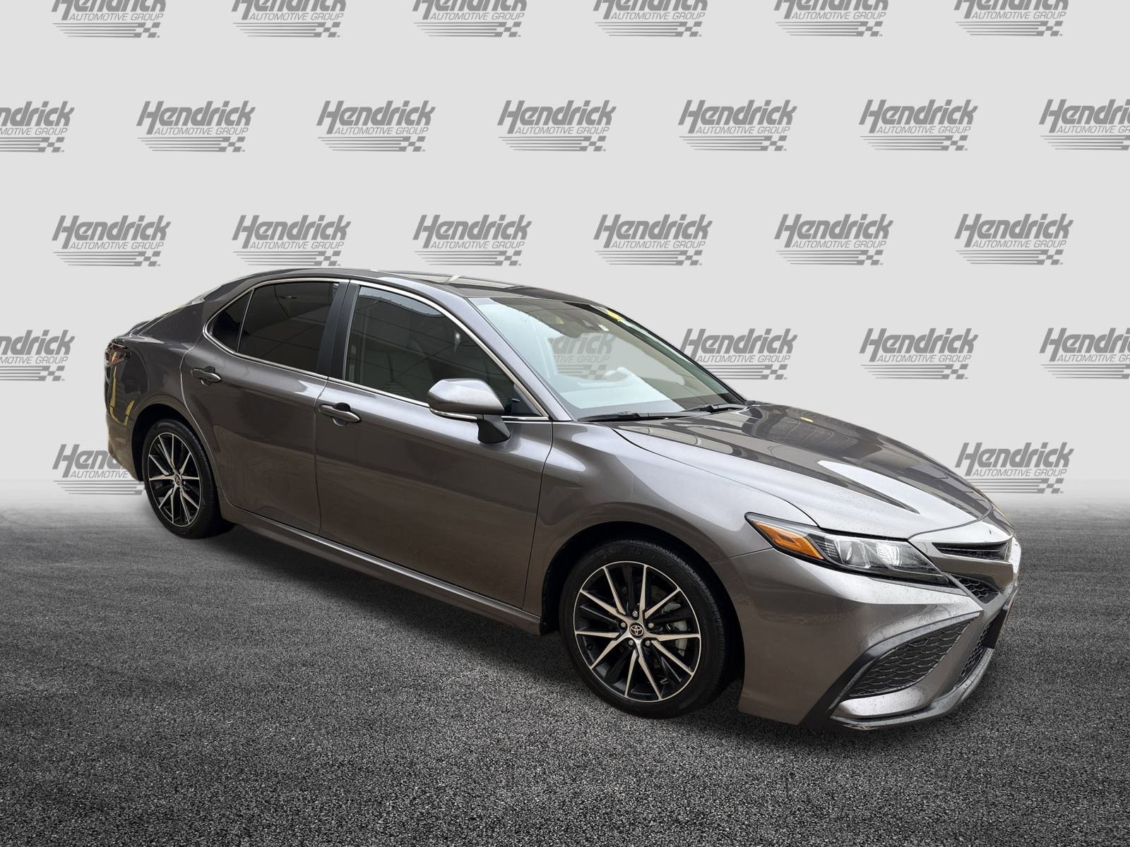 Used 2023 Toyota Camry SE image 2