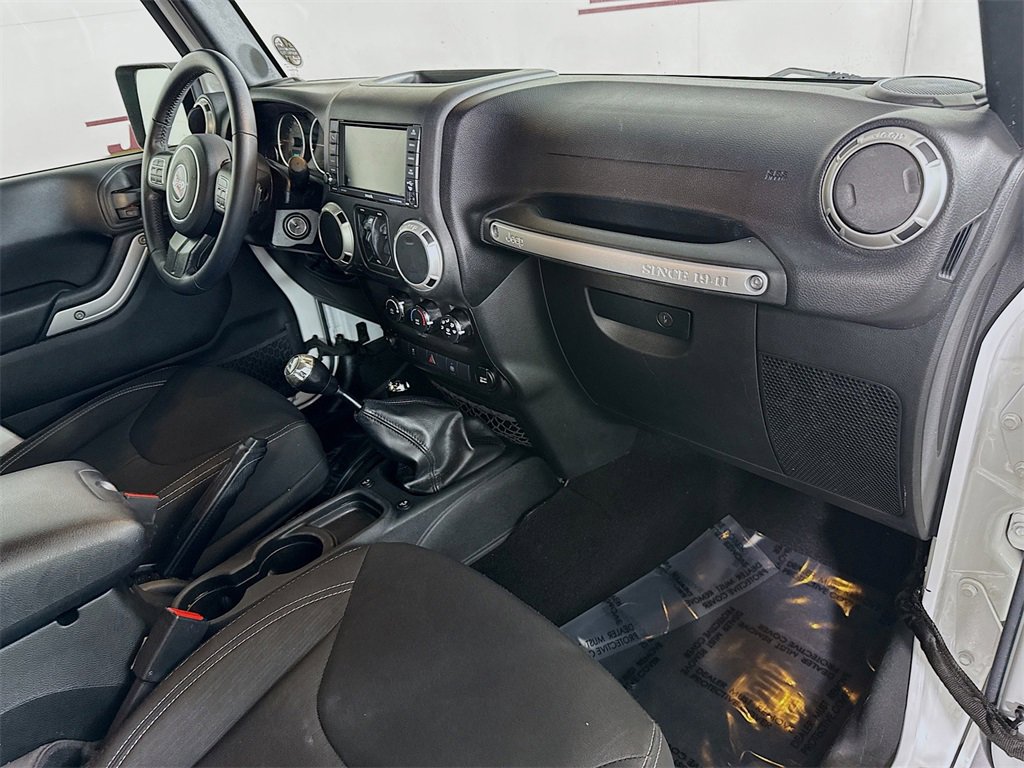 Used 2017 Jeep Wrangler Unlimited Sahara w/ Connectivity Group image 28