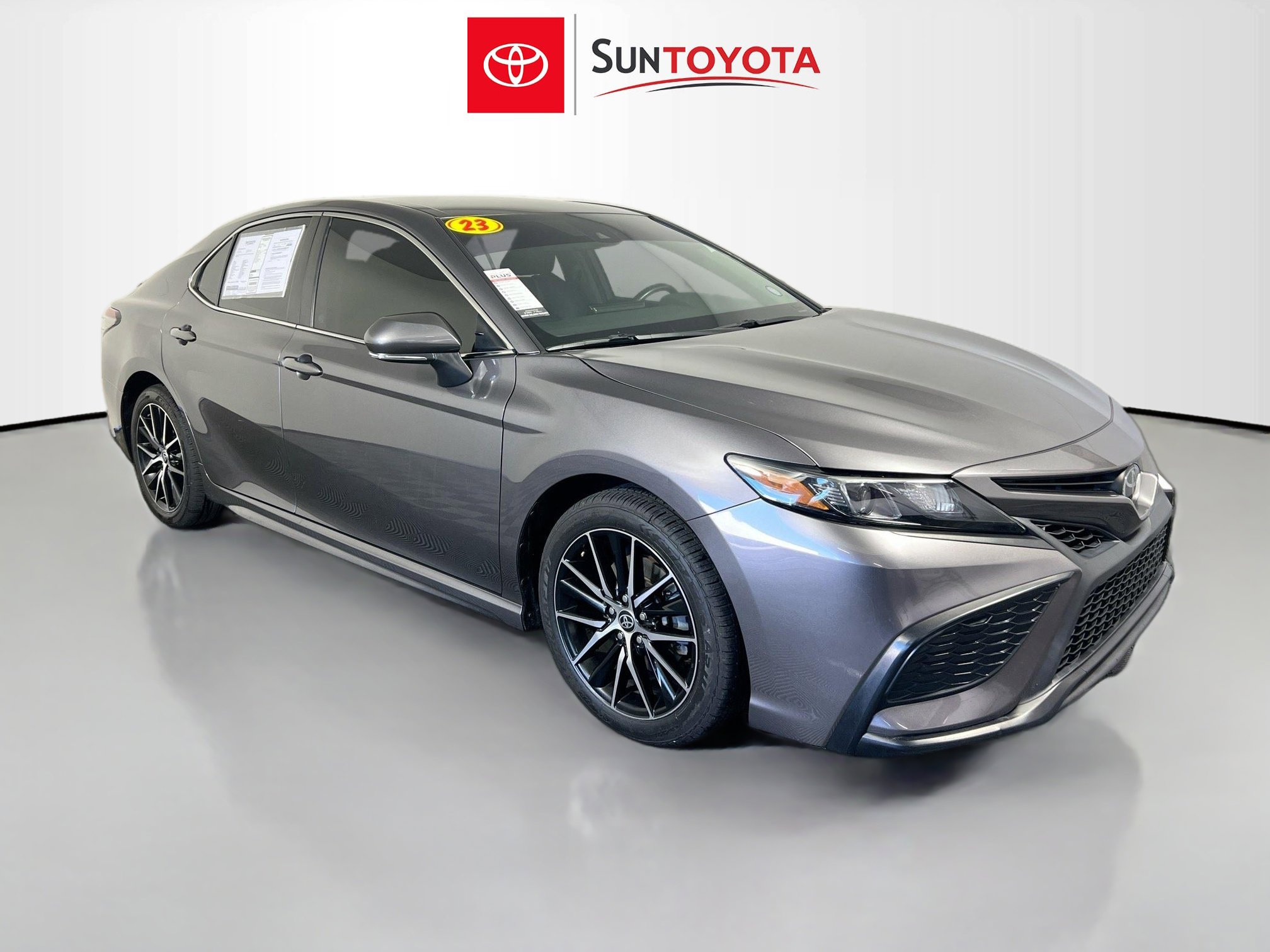 Used 2023 Toyota Camry SE image 1