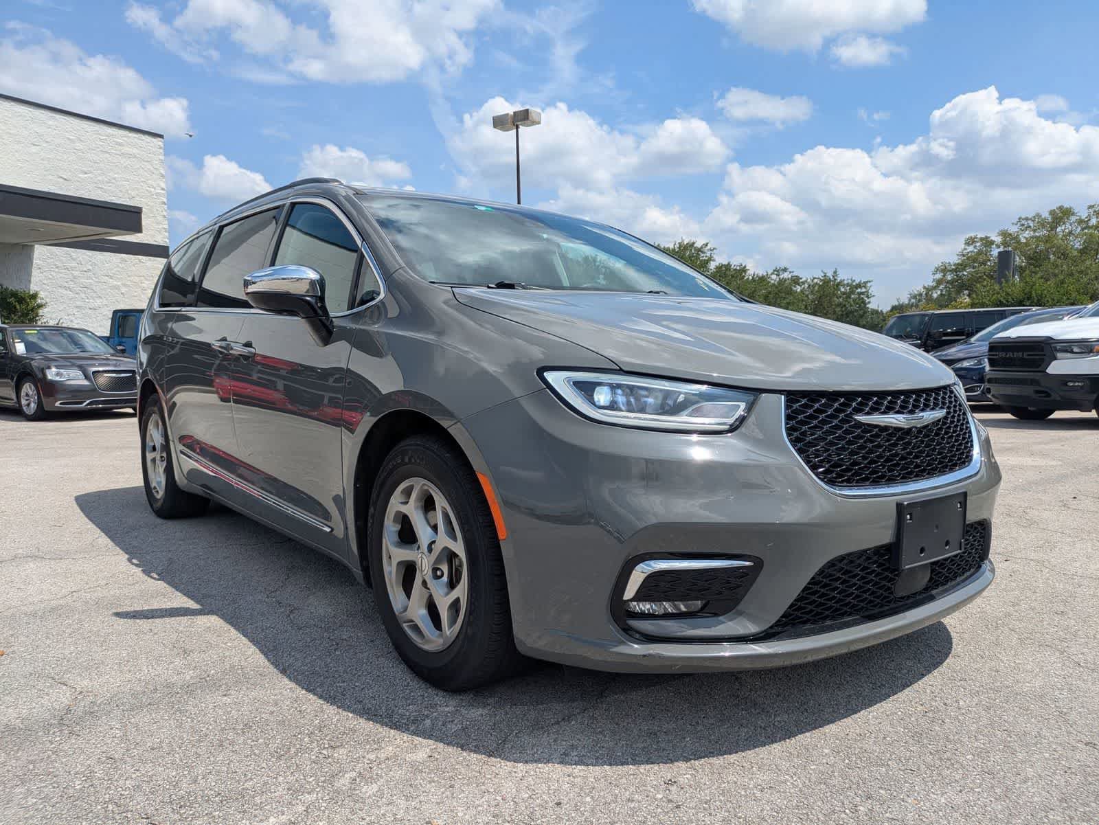 Used 2023 Chrysler Pacifica Limited FWD image 3