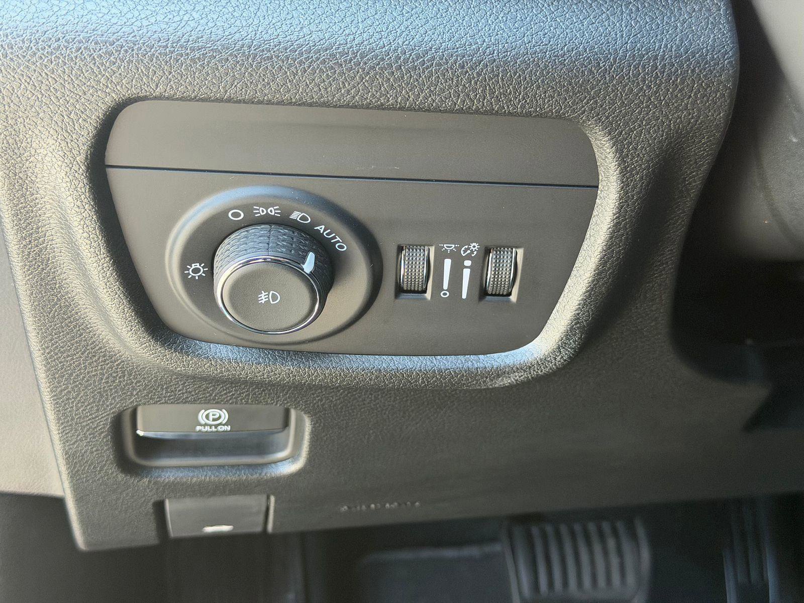 Used 2025 Jeep Grand Cherokee Limited w/ Black Appearance Package image 8