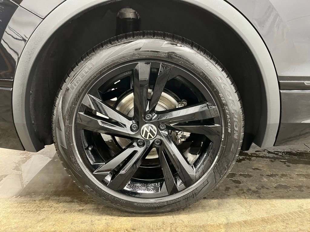 Certified 2024 Volkswagen Tiguan SE R-Line FWD image 31